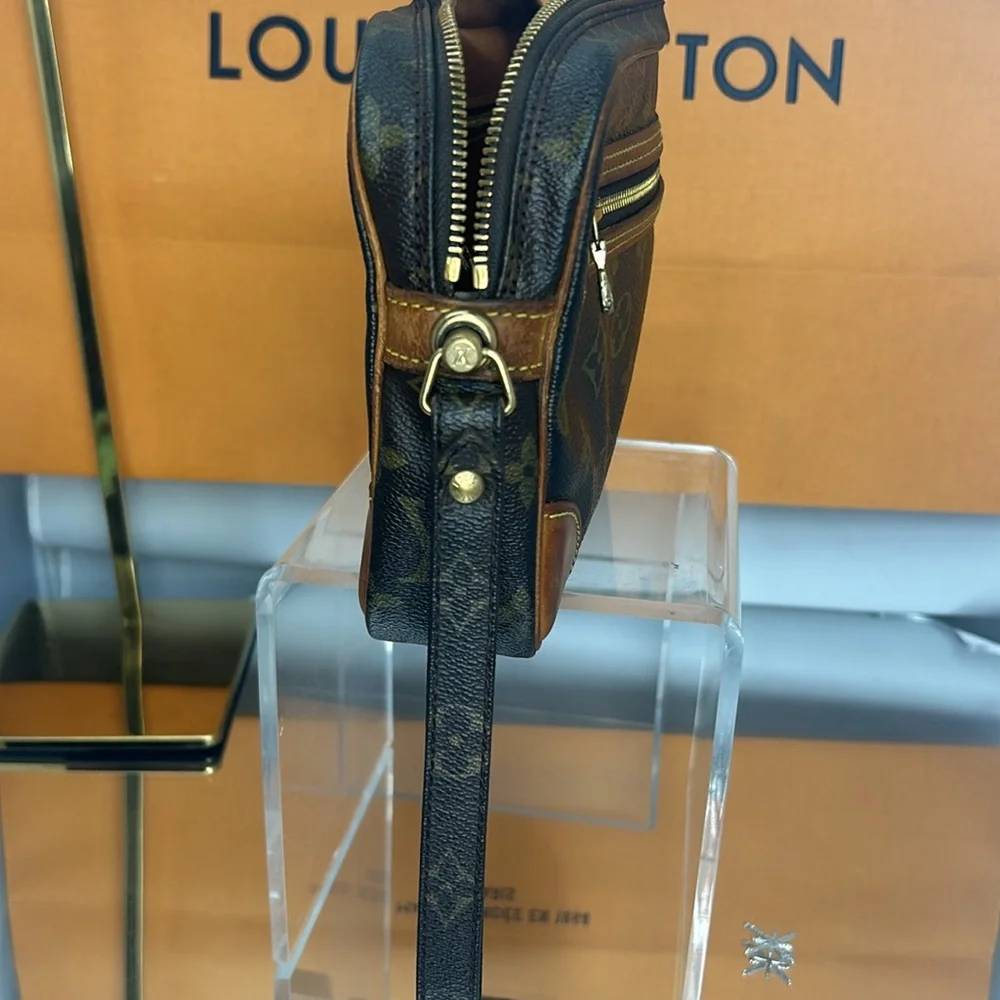 LOUIS VUITTON Louis Vuitton Clutched Bag